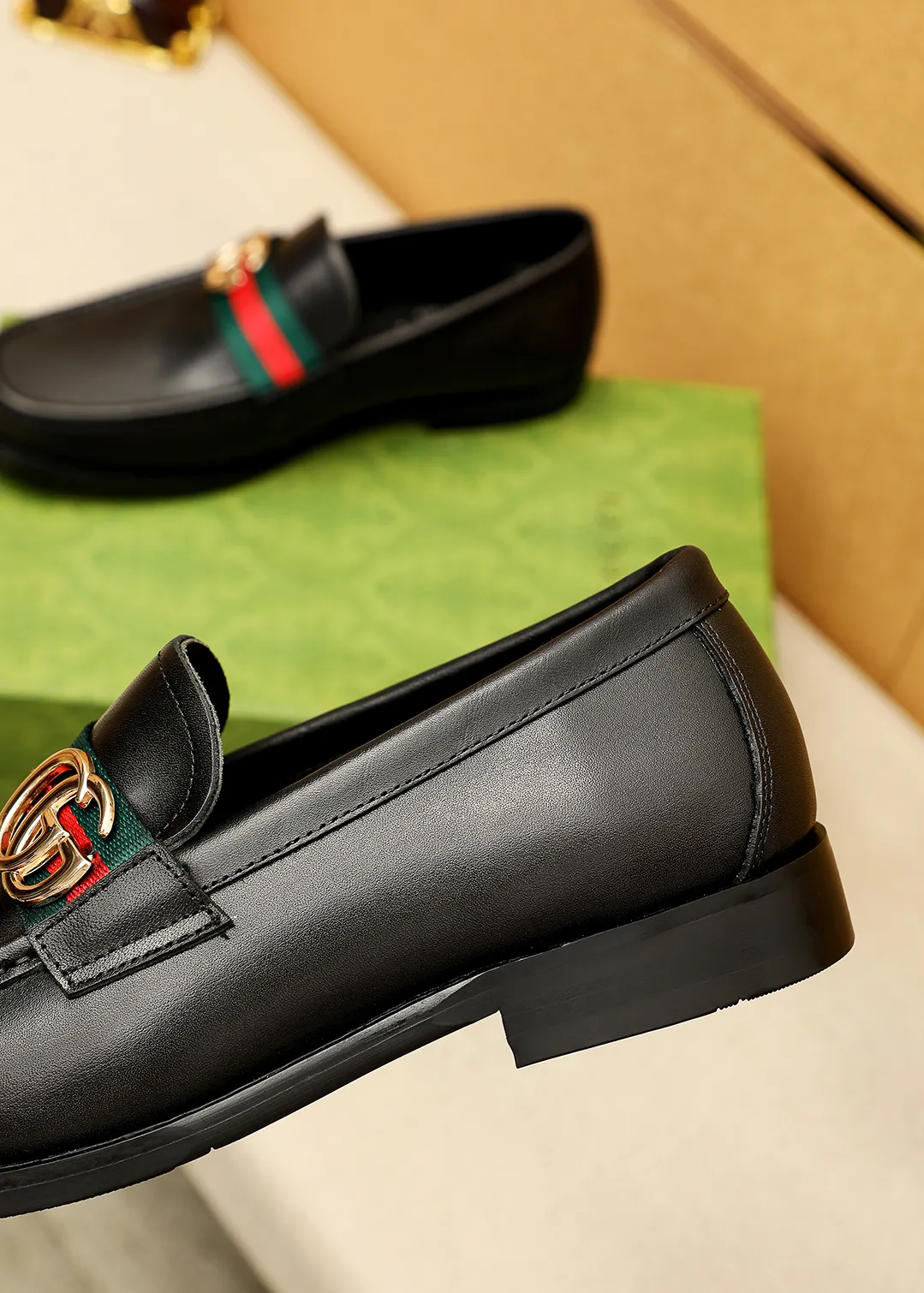 Men's shoes 💰480 💐 Product trademark: GUCCI "Gucci" casual leather shoes Regular size: 38-44 (45.46🉑️customized) Product materials: Selected imported first-layer calfskin upper + luxury hardware buckle, imported water-dyed cow leather lining. Strong three-dimensional visual effect, original outsole color: 2 colors available